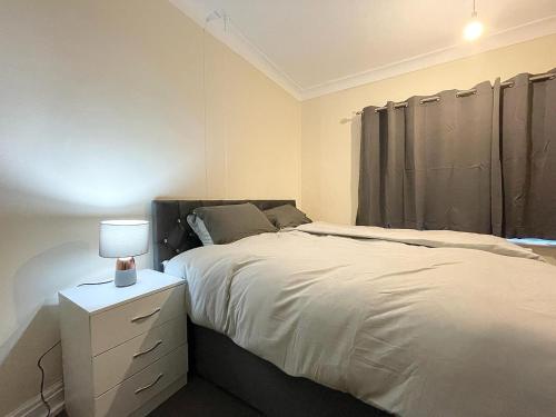 Cosy home, family & contractor friendly 4 bedroom near Leeds centre, sleeps 7