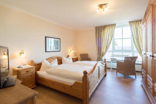 1 queen bed, 1 sofa bed