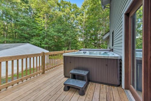 White Haven Home with Hot Tub and Nearby Lake Access