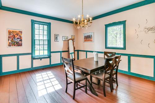 Family Tallassee Retreat with Sunroom and Decks! in Tallassee, USA