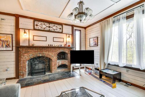 Family Tallassee Retreat with Sunroom and Decks! in Tallassee, USA