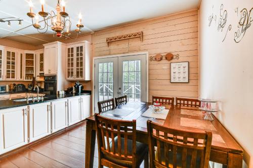 Family Tallassee Retreat with Sunroom and Decks! in Tallassee, USA