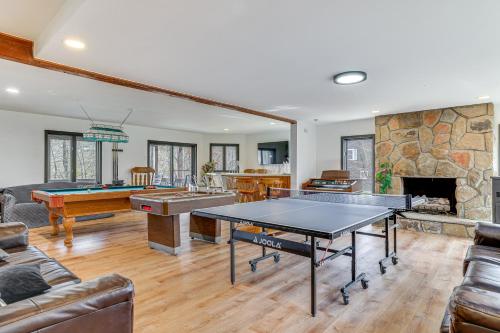 Lakefront East Stroudsburg Home with Hot Tub and Deck! in East Stroudsburg, USA