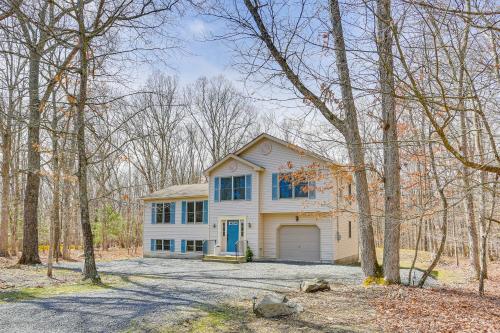 Tree-Lined East Stroudsburg Retreat with Fire Pit!