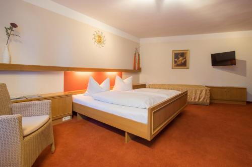 1 king bed, 1 twin bed