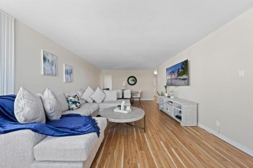 Stunning Waterfront Marina Apt Breathtaking Views in Los Angeles, USA