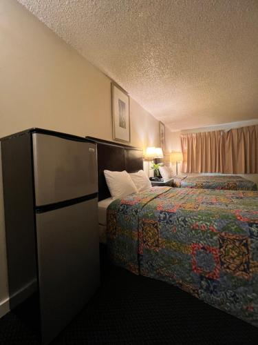 Queen Room with Two Queen Beds image 9