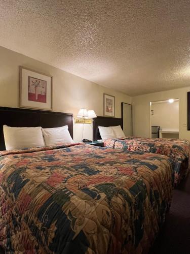 Queen Room with Two Queen Beds image 8