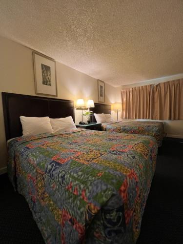 Queen Room with Two Queen Beds image 7