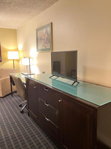 Queen Room with Two Queen Beds image 5