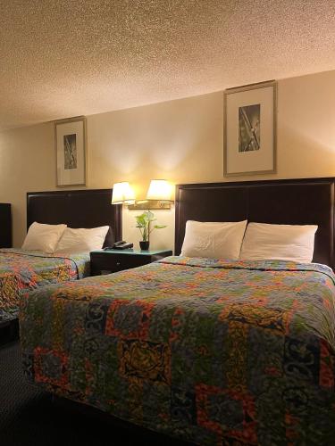 Queen Room with Two Queen Beds image 4