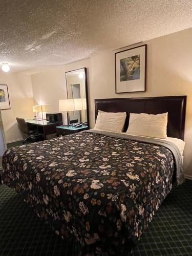 Traditional King Room image 6