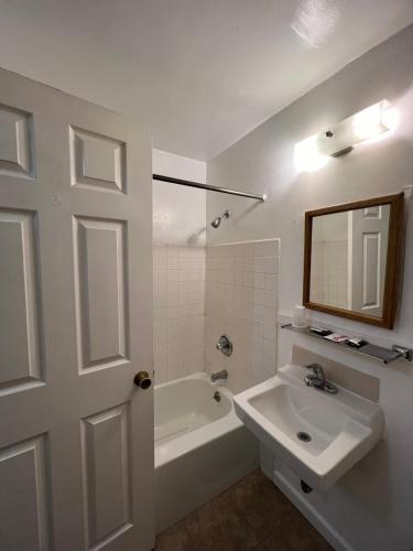 Traditional King Room image 1