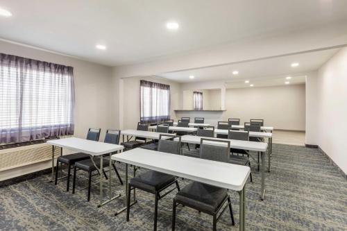 Super 8 by Wyndham Wichita Falls - image 5