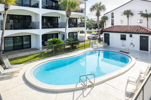 Palms of Seagrove D5, Steps to the Beach, Sleeps 4, Pool, 2 bikes and 5 mins from Seaside