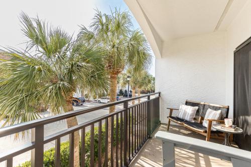 Palms of Seagrove D5, Steps to the Beach, Sleeps 4, Pool, 2 bikes and 5 mins from Seaside