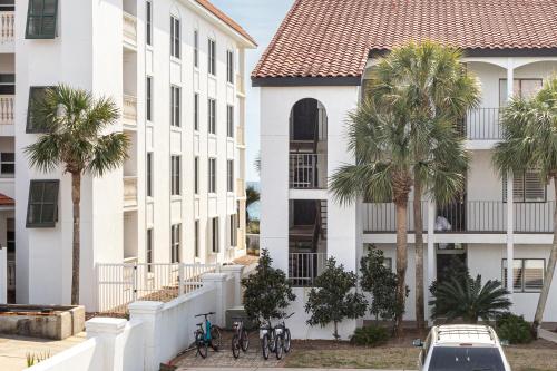 Palms of Seagrove D5, Steps to the Beach, Sleeps 4, Pool, 2 bikes and 5 mins from Seaside
