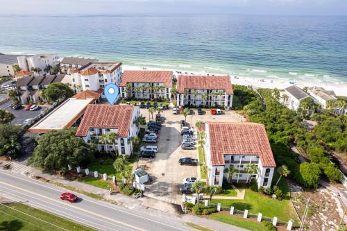 Palms of Seagrove D5, Steps to the Beach, Sleeps 4, Pool, 2 bikes and 5 mins from Seaside