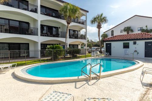 Palms of Seagrove D5, Steps to the Beach, Sleeps 4, Pool, 2 bikes and 5 mins from Seaside