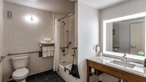 King Room - Mobility Access/Hearing Accessible image 2