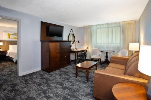 Crowne Plaza Chicago-Northbrook, an IHG Hotel