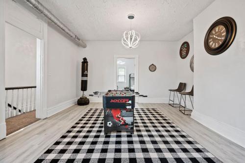 HUGE 4BR - Game Room - Fireplace in Pittsburgh, USA