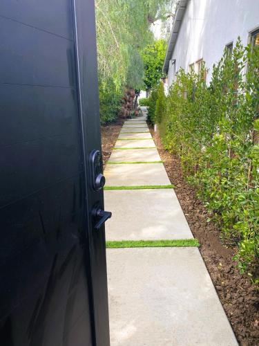 Guest house with private entry and large pool in Los Angeles, USA