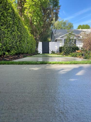 Guest house with private entry and large pool in Los Angeles, USA