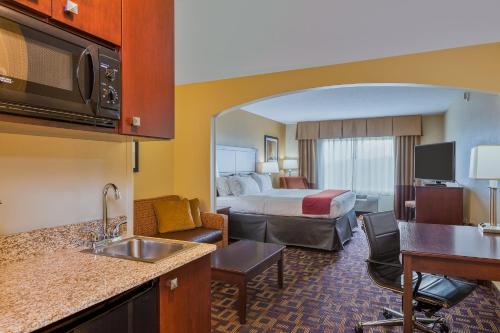 Holiday Inn Express Hotel & Suites Salina an IHG Hotel - image 8