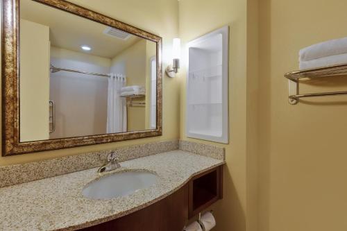 Holiday Inn Express Hotel & Suites Salina an IHG Hotel - image 10