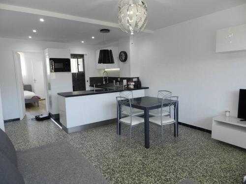 Appartement rénové au RDC avec piscine, tennis et proche plage - 2 pièces, 4 couchages, parking inclus - FR-1-251-819