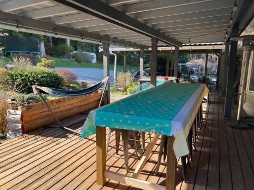 Family/Pet Friendly Sechelt Waterfront Home, Beach Access, Sleeps 12 in Sechelt, Canada