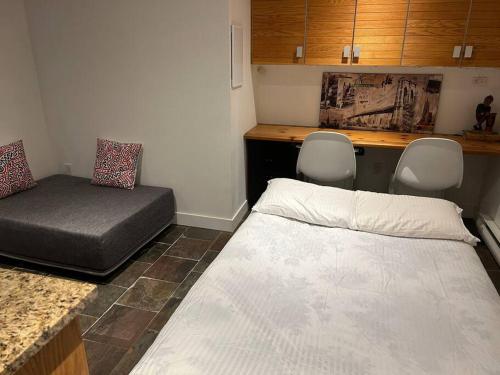Family/Pet Friendly Sechelt Waterfront Home, Beach Access, Sleeps 12 in Sechelt, Canada