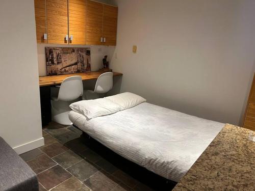 Family/Pet Friendly Sechelt Waterfront Home, Beach Access, Sleeps 12 in Sechelt, Canada