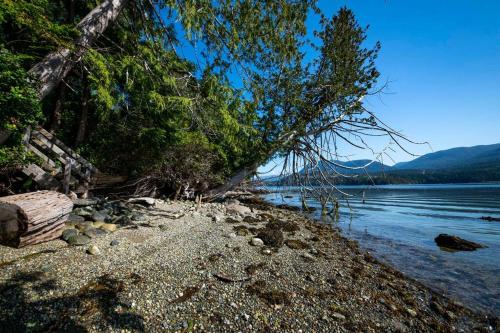 Family/Pet Friendly Sechelt Waterfront Home, Beach Access, Sleeps 12 in Sechelt, Canada
