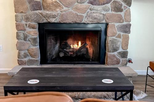 The Fox Chalet AvantStay Private Hot Tub Deck in Albrightsville, USA