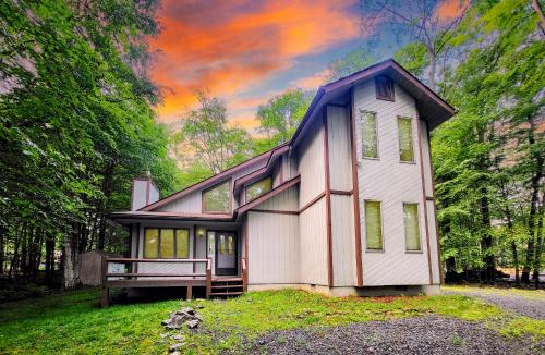 Mountain Memories by AvantStay Hot Tub Enclosed Deck Large Yard w Fire Pit in Blakeslee, USA