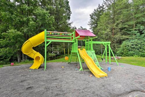 Harmony Ridge by AvantStay Large Deck w Hot Tub Forest Views