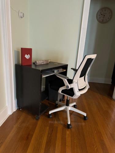 Modern Queen Room Near EWR in Elizabeth, USA