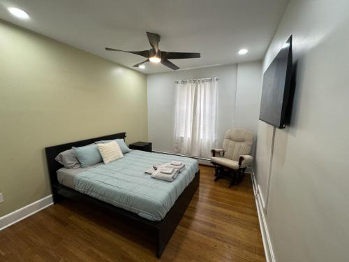 Modern Queen Room Near EWR in Elizabeth, USA