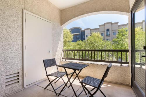CozySuites Glendale by the stadium with pool 14