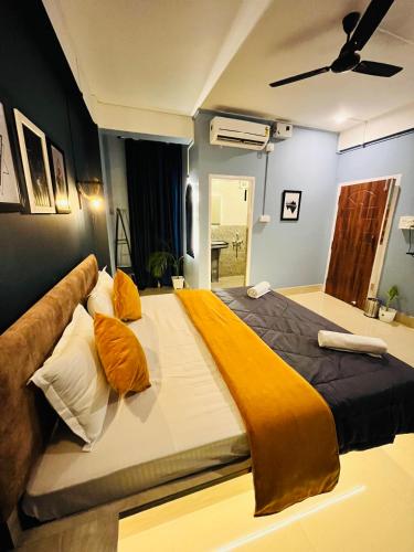 1 queen bed, 1 sofa bed