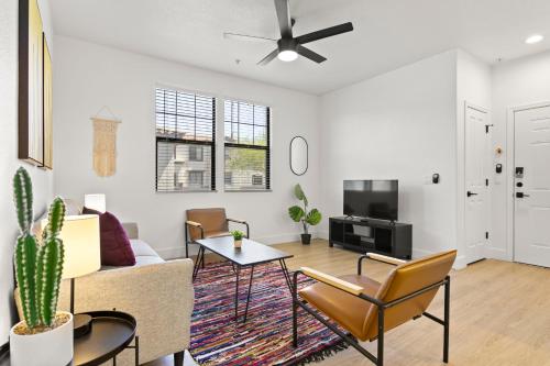 CozySuites Glendale by the stadium with pool 15 thumb 4