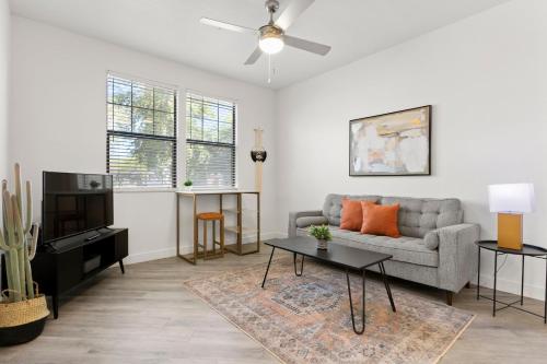 CozySuites Glendale by the stadium with pool 17 thumb 3