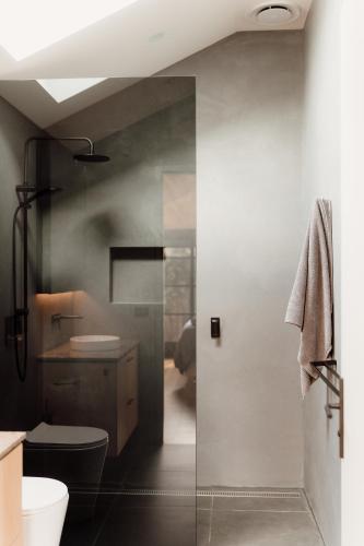 Shower, Poets corner cottage in Surf Beach