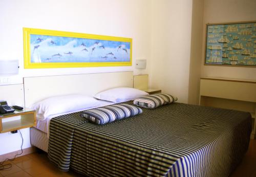 1 queen bed, 1 twin bed