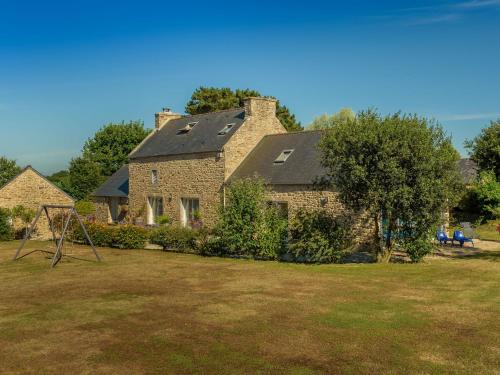 Peaceful Holiday Home in Plouguin with Indoor Pool - Location saisonnière - Plouguin
