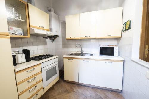 Campo de Fiori Large Family Apartment, Rome (photo 10)
