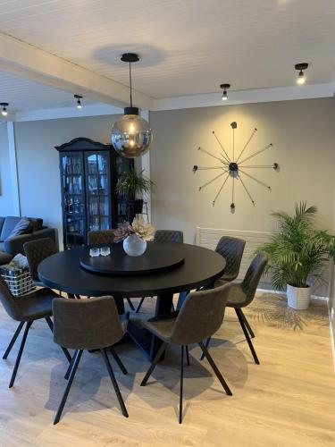 設施, 4 Bed House Sleeps 8 -Car Barbecue Balcony in 林德賽爾