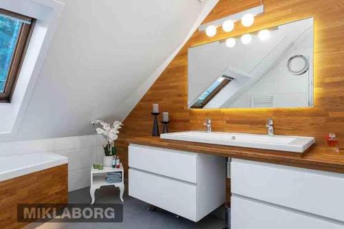 衛浴, 4 Bed House Sleeps 8 -Car Barbecue Balcony in 林德賽爾